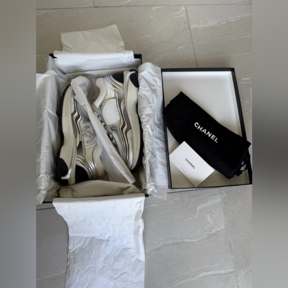 Chanel CC Logo Sneakers - Picture 8 of 8